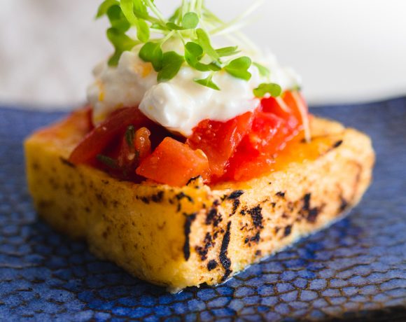 Polenta Grelhada com Molho de Tomate e Cottage 1