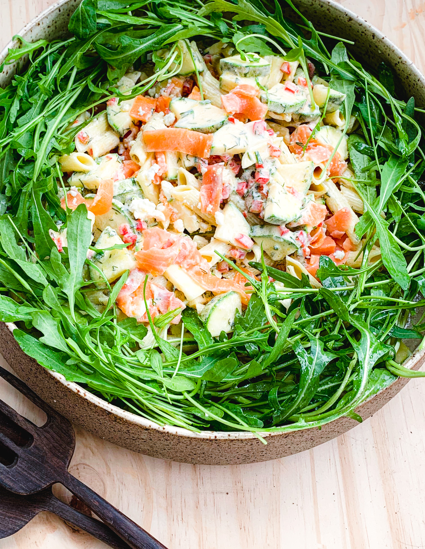 Salada de macarrão com salmão defumado, abobrinha e molho de iogurte 3